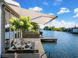 Lakeside Cottage with Boat near Amsterdam，位于布勒克伦的酒店