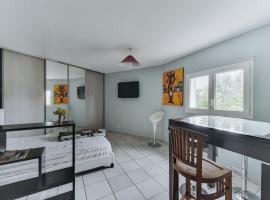 Studio in villa with pool，位于Millas的酒店
