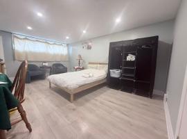 Ideal Bachelor Suite For Couples in Aurora，位于奥罗拉的酒店