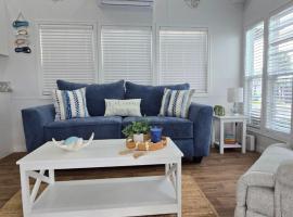 Happier in the Keys Waterfront Tiny Home，位于基拉戈的酒店