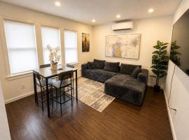 Cozy 2-bedroom with jacuzzi tub in perfect Queens with AC near JFK，位于Bellerose Terrace的酒店