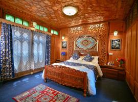Lily Of The World Houseboat，位于斯利那加的酒店