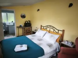 Woodside Suite peaceful semi-rural life