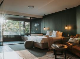 Luxury Spa Retreat with Ocean and Hinterland Views，位于蒙特维尔的酒店