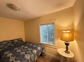 Cozy Private Queen Room Commercial Broadway
