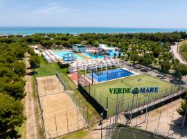 Camping Village VERDEMARE SRL，位于费尔莫的酒店