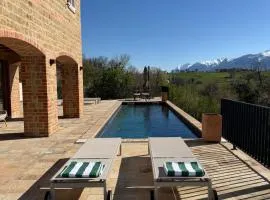 Luxury Villa in Le Marche with heated private pool, panoramic Sibillini views and airco