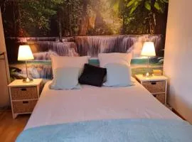 chambre atypique avec terrasse entre mer et collines
