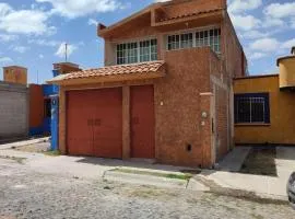 Casa amplia con 4 recamaras y 3 baños completos