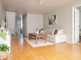 Calm and Comfortable 3BR Family Home with BBQ and Shared Pool