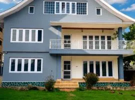 Blume House - 4 BHK Holiday Home with Kitchen & Garden