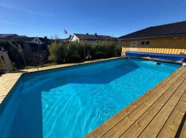 Pool & Sauna Retreat - Private Studio Apartment Porsgrunn，位于波什格伦的酒店