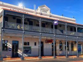 The Victoria Hotel，位于Collie的酒店