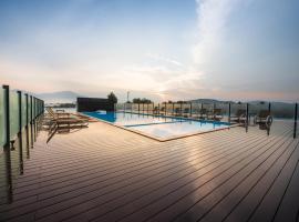 史密斯之家酒店，位于珍南海滩的带泳池的酒店