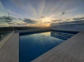 Sunsets Duplex Penthouse Gozo，位于Kerċem的酒店