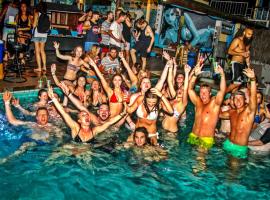 庞安竞技场旅舍，位于班泰的酒店