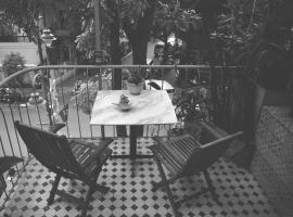 The First Ba Trieu Ha Noi，位于河内的酒店