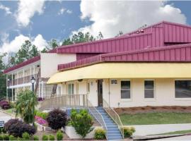 A Red Dot Inn Milledgeville，位于米利奇维尔的酒店
