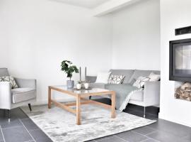 Terrace with Awning Pool & Tennis Fireplace，位于图勒科夫的酒店