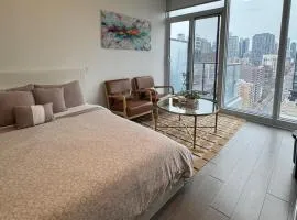 Modern 1BR Downtown Toronto - Steps to Eaton Centre & Yonge-Dundas Square