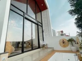 Villa With Private Jacuzzi , Damar Ningrum 3