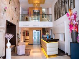 Luxury Boutique Hotel Iris Porsche，位于蒙德塞的酒店
