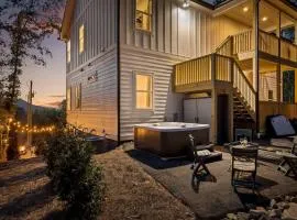 Secluded Modern Cabin with Hot Tub and Mountain Views near Fairview, Georgia