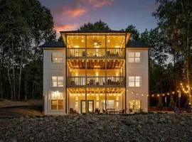Unique Star Wars-Inspired Vacation Stay with Fire-Pit Lounge near Rock City & Lookout Mountain | Fairview, GA