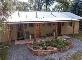 Charming Cabin Retreat: Fireplace and River Views in San Miguel County, NM