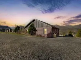 Dream Smoky Mountains Getaway: Amazing Pet-Friendly Cabin in Waynesville, North Carolina