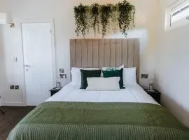 The Botanical - Luxury Glamping Lodge Cheshire