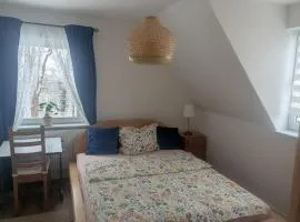 Gästezimmer in Einfamilienhaus mit großem Garten