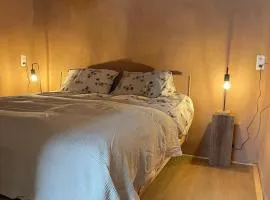 Vrij aan de Amstel Tiny House met hottub aan het water