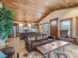 Grizzly Lodge - Hot Tub, Fire Pit, Mins to Yellowstone, Modern Cabin
