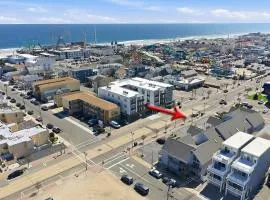 Beautifully renovated 2 Bedroom Retreat 1 block from the Beach parking spot and beach passes