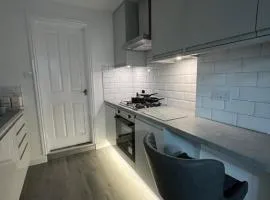 Central Kettering Apartment by SJP Ideal for up to 3 Guests