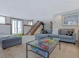 Beautiful Family Cottage with Hot Tub Near Ottawa