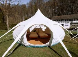 Glampingzelt auf Naturcampingplatz im Wald