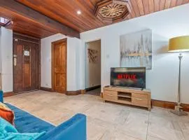 Converted Church - Sleeps 8 with Parking & WiFi