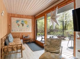 Nature Plot With Stream By Lohals Beach，位于Tranekær的酒店