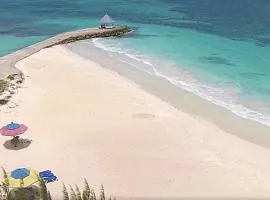 3BR Beachfront Villa w/ Staff-DRMNV