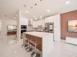 4BR Home Sleeps 14 BBQ and Outdoor Space