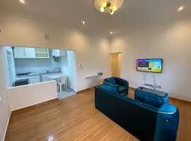Oriline Business 103 - Grand Appartement Moderne avec Clim WiFi Gardien pour 4 Personnes Max