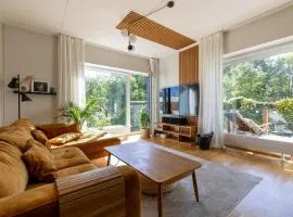 Modern and Peaceful Seafront apartment - Wifi, Free Parking