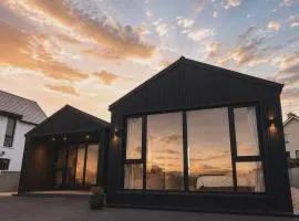 Luxury Deerpark Villa Iconic Rock Views & Outdoor Sauna sleeps 16 Guests