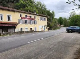 Appartement refait dans ancien hôtel restaurant