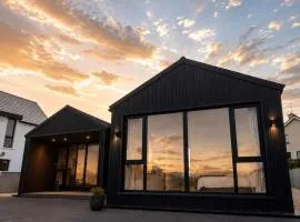 "Deerpark Villa - Sleeps 8, Views of The Rock of Cashel, Palace Hotel & outdoor Sauna!