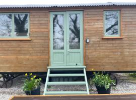 Cosy Shepherd Huts and Cabin near Newborough, Anglesey，位于盖尔文的酒店