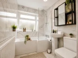 Luxury 2BR Apartment Near Merry Hill