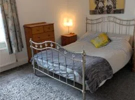 Kettering Town Double Rooms with TV Ideal Professional workers for longer stays Shared bathroom kitchen & Lounge